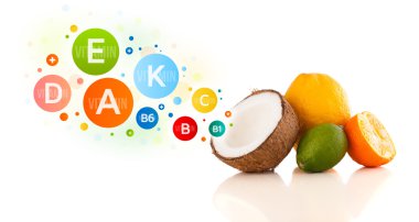 Renkli vitamin sembolleri ve simgeleri olan sağlıklı meyveler