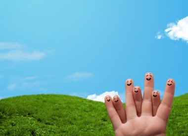 Arka planda manzara manzaralı neşeli parmak gülümsemeleri