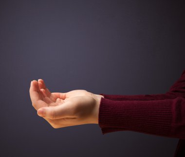 kadın sunan kopya alanı