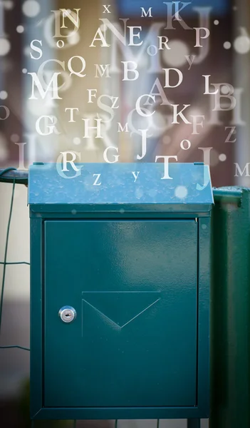 Boîte aux lettres avec lettres sortant — Photo