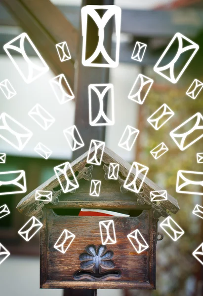 Cutie poștală cu pictograme litere pe fundal verde strălucitor — Fotografie, imagine de stoc
