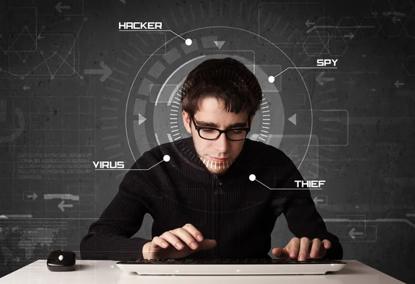 Junge Hacker in futuristischem Umfeld hacken persönliche Informationen — Stockfoto