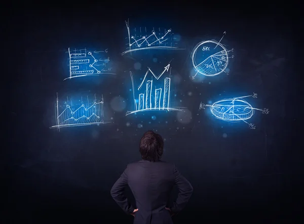 Üzletember nézi világító diagramok — Stock Fotó