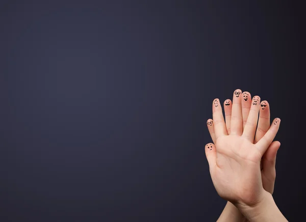 Glückliche Smiley-Finger beim Blick auf die leere Wand — Stockfoto