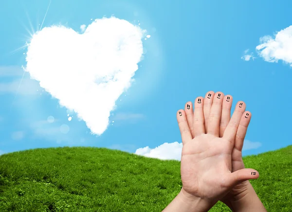Mutlu gülen parmaklar kalp şeklindeki buluta bakıyor — Stok fotoğraf