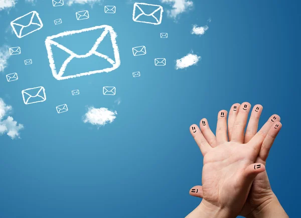 Счастливые улыбающиеся пальцы смотрят на иконки почты, сделанные из облаков — стоковое фото