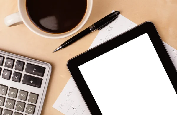 Tablet pc con spazio vuoto e una tazza di caffè su una scrivania — Foto Stock