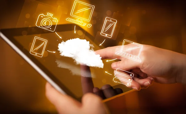 Finger peger på tablet pc, mobil cloud koncept - Stock-foto