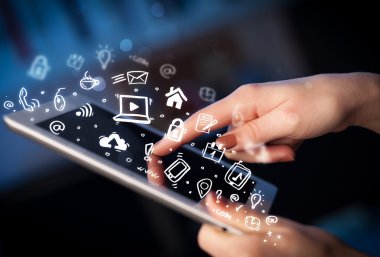 Tablet bilgisayarı üzerinde parmak işareti, sosyal medya kavramı