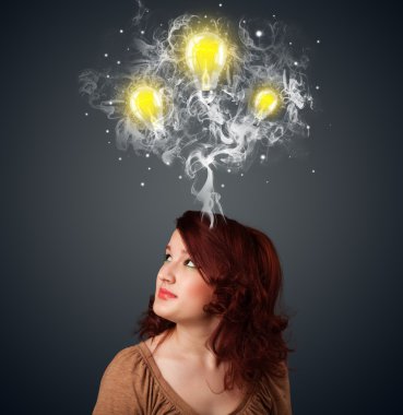 duman ve başının üstünde lightbulbs düşünceli kadınla