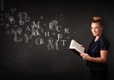 Genç Bayan alfabesi harfleri ile kitap okuma
