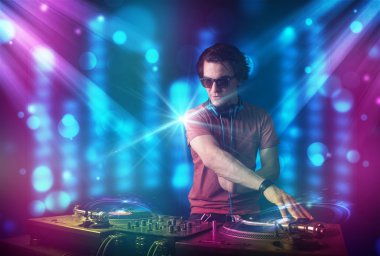 dj müzik kulübünde mavi ve mor ışık ile karıştırma