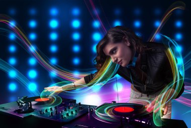 kayıtları renkli ışıkları ile karıştırma genç dj kız