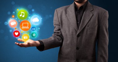 Bir iş adamının elinde multimedya simgeleri