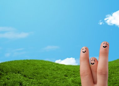 Arka planda manzara manzaralı neşeli parmak gülümsemeleri