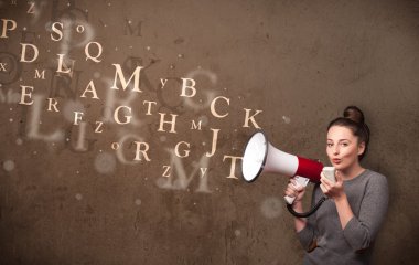 Genç kız megafona bağırıyor ve mesaj atıyor.