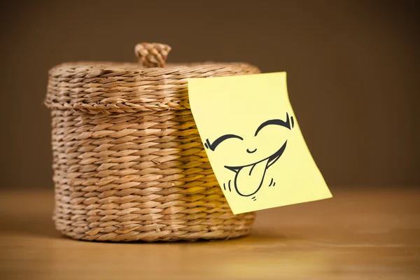 Post-it-Zettel mit Smiley-Gesicht auf Schmuckschatulle geklebt — Stockfoto