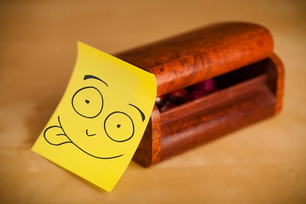 Post-it note with smiley face sticked on a jewelry box — Stock Photo, Image