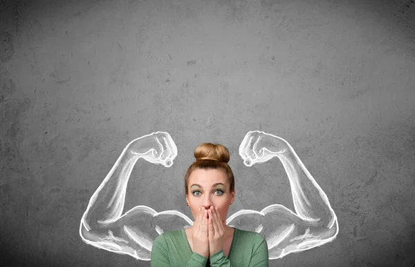 Jovem com braços musculados fortes — Fotografia de Stock