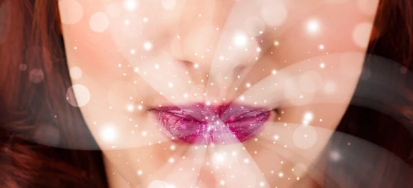 抽象的な白いライトを吹いてきれいな女性の唇 — ストック写真