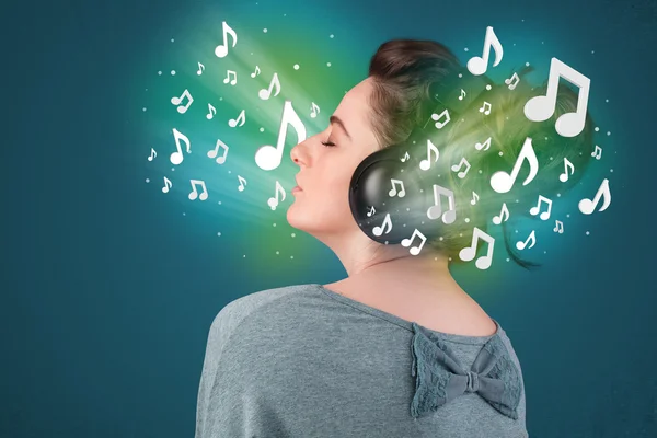 Jeune femme avec écouteurs écoutant de la musique — Photo