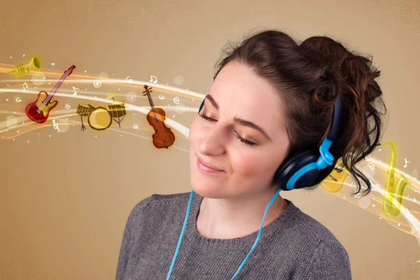 Fiatal nő fülhallgatóval zenét hallgatni — Stock Fotó