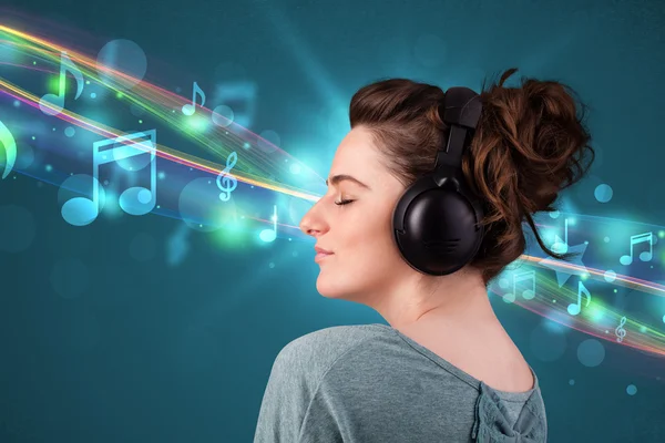 Young woman listening to music with headphones — Stock Photo, Image