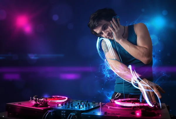 Disco jockey tocando música con electro efectos de luz y luces —  Fotos de Stock