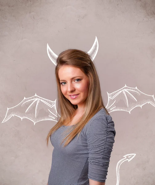 Şeytan boynuzu ve çizim kanatları ile genç kız — Stok fotoğraf