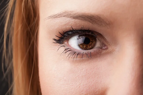 Portrait d'une jolie fille oeil de près — Photo