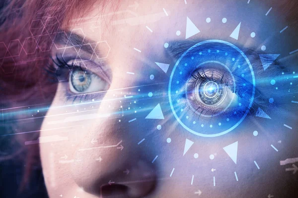 Cyber meisje met technolgy oog op zoek naar blauwe iris — Stockfoto