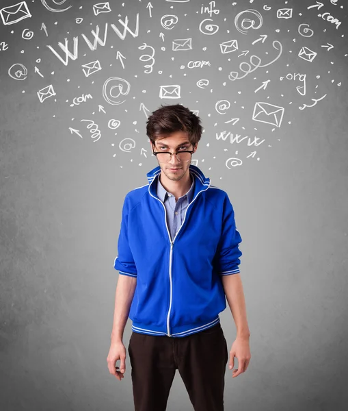 Hombre joven casual con el icono abstracto de los medios blancos garabatos — Foto de Stock