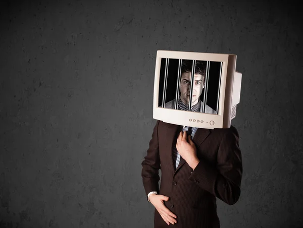 Geschäftsmann mit Monitor auf dem Kopf in digitalem System gefangen — Stockfoto