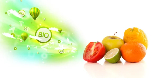 Színes lédús gyümölcsök zöld ökocímkékkel és ikonokkal — Stock Fotó