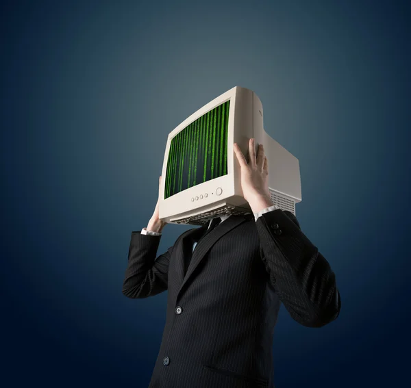 Киберчеловек с экраном монитора и компьютерным кодом на диспле — стоковое фото