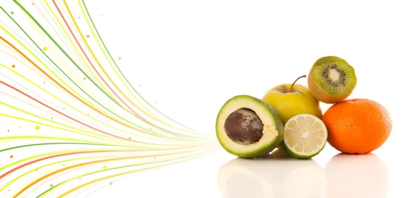 Frutas tropicais saudáveis com linhas abstratas coloridas — Fotografia de Stock