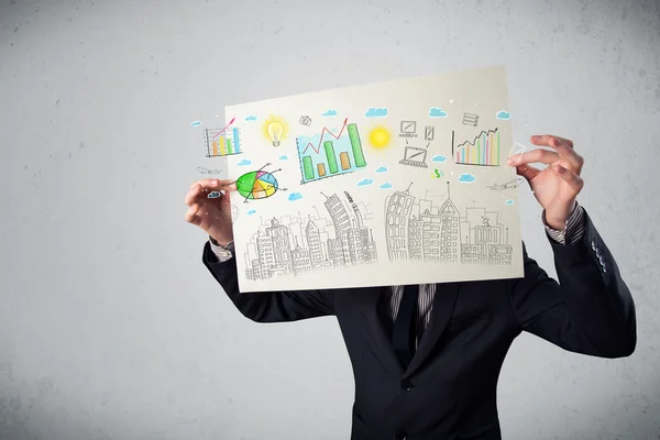 Homme d'affaires tenant un papier avec des cartes et paysage urbain en face o — Photo
