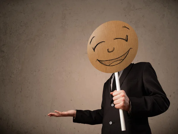 Zakenman houden een smiley gezicht board — Stockfoto