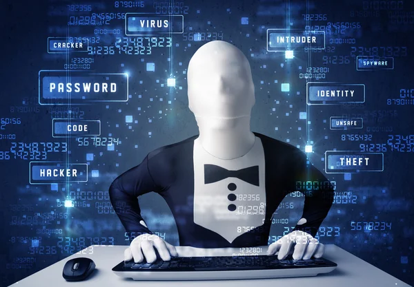 Homem sem identidade programando em ambiente de tecnologia com cy — Fotografia de Stock