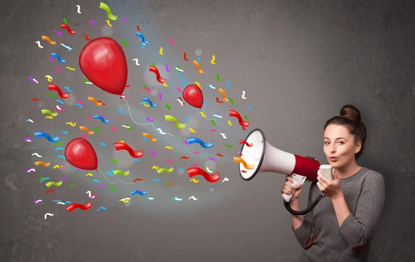 Ung flicka har kul, skriker in i megafon med ballonger — Stockfoto