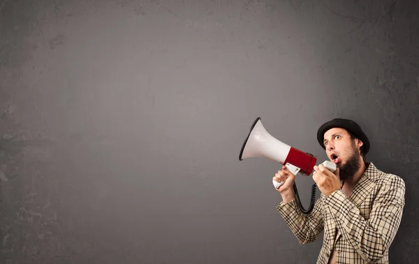 Guy gritando em megafone no fundo espaço cópia — Fotografia de Stock