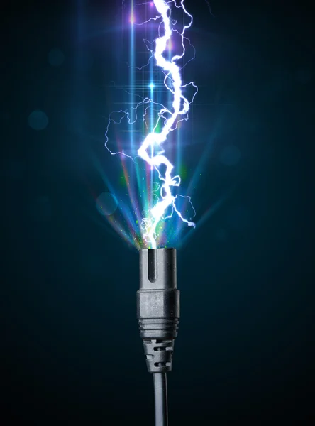 Электрический кабель со светящейся электрической молнией — стоковое фото