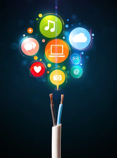 Sociala medier ikoner som kommer ut av elektrisk kabel — Stockfoto