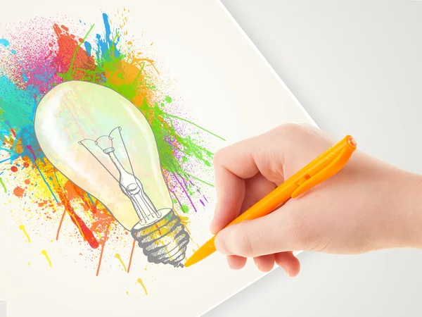 Menggambar tangan penuh warna bola lampu ide dengan pena — Stok Foto
