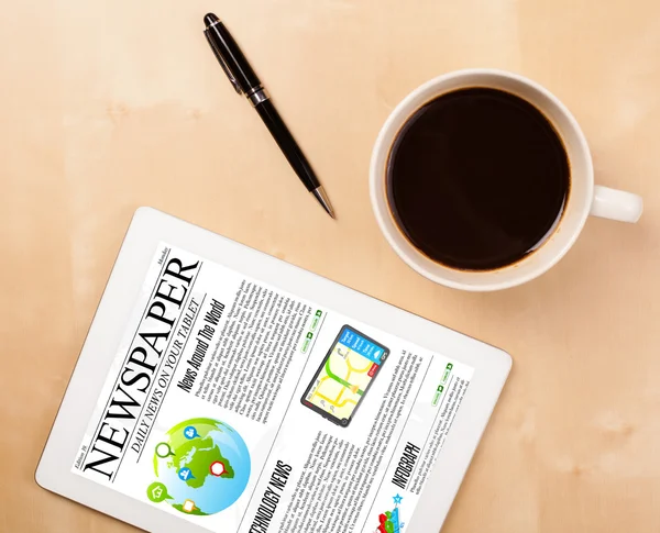 Tablet pc toont nieuws op het scherm met een kopje koffie op een bureau — Stockfoto