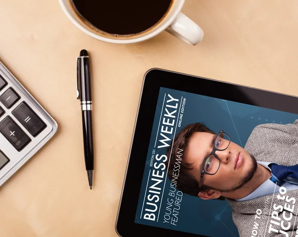 Tablet pc showing magazine on screen with a cup of coffee on a d — Stock Photo, Image