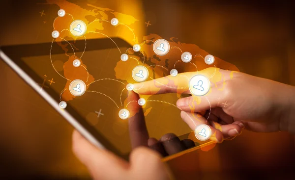 Tablet-PC mit Berührung von der Hand, Konzept des sozialen Netzwerks — Stockfoto