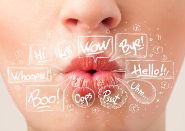 Beyaz konuşma balonları ile güzel kız kırmızı dudaklar