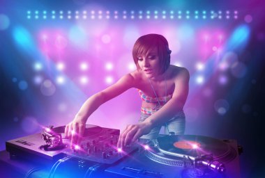 DJ karıştırma müzik turntable üzerinde sahne ışıkları ve 
