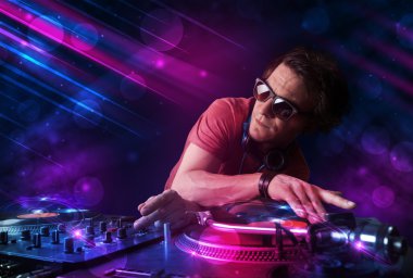 Genç dj turntable renk ışık efektleri ile oynama